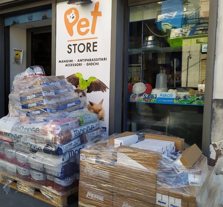 Ingresso del negozio Pet Store in Via Etnea 618 a Catania